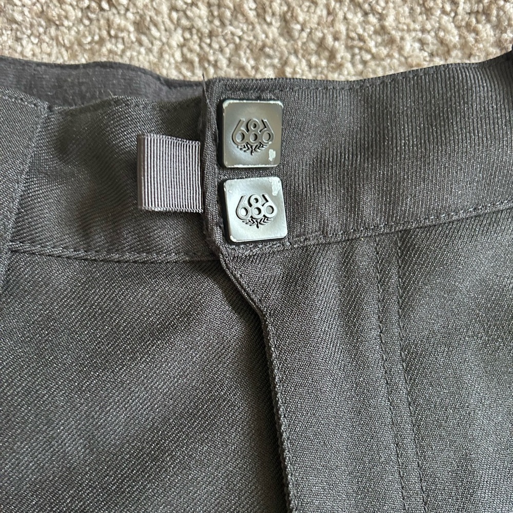 686 Black Snowboard Skiing Pants. Vents and cargo pockets. Waterproof and warm. - Picture 6 of 14